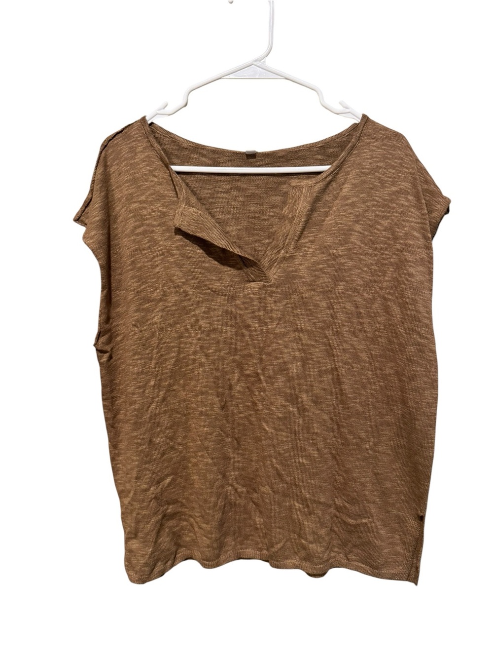 Relaxed V-Neck Short Sleeve Top‎ in Heathered Brown